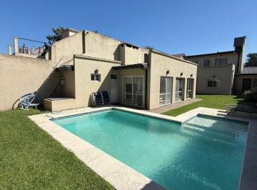 Casa · 170m² · 4 Ambientes · 1 Cochera · Hermosa Casa 4 Ambientes C/ Piscina en Hurlingham