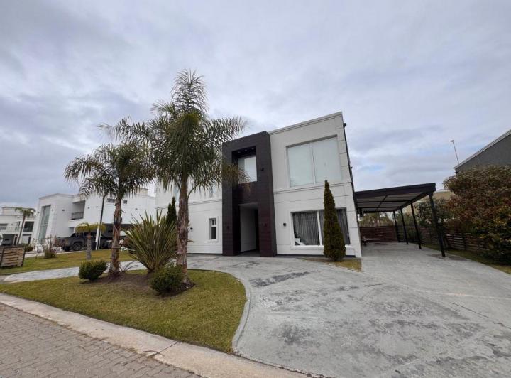 Casa · 300m² · 4 Ambientes · 1 Cochera