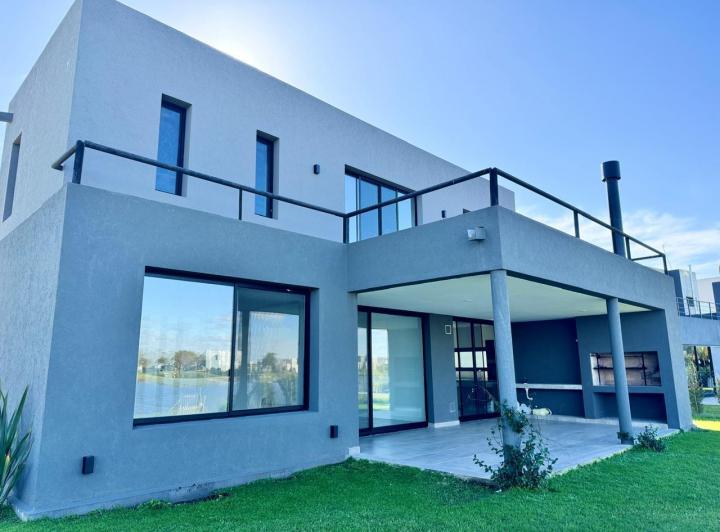 Casa · 280m² · 5 Ambientes · 4 Cocheras