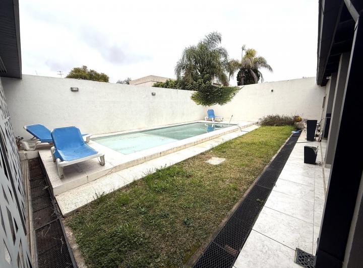 Casa · 263m² · 7 Ambientes · 4 Cocheras