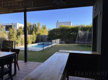 Casa · 150m² · 4 Ambientes · 2 Cocheras · Casa en Venta de 4 Ambientes con Pileta en Vila Marina, Villanueva