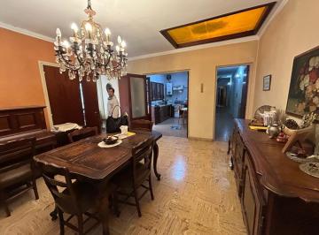 Casa · 168m² · 6 Ambientes · 1 Cochera · Casa La Plata Centro, con Jardin
