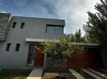 Casa de 6 ambientes, Córdoba · Casa Housing 2 Dorm. 2 Baños 2 Cocheras Patio Asador Pileta Arguello Villa Belgrano, No Perder