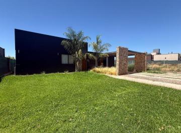 Casa · 142m² · 4 Ambientes · 2 Cocheras · Casa a La Venta en B° Milcayac 1 Luján de Cuyo