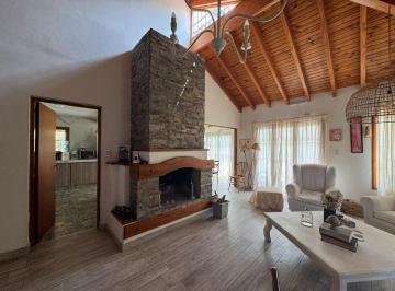 Casa · 230m² · 6 Ambientes · 2 Cocheras · Venta Casa B° Los Castaños Chacras de Coria