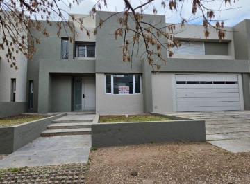 Casa de 6 ambientes, Córdoba · Exclusiva Casa de 3 Dorm. con Piscina, Asador y Amplio Garage