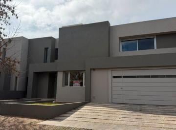 Casa de 1 ambiente, Córdoba · Exclusiva Casa de 3 Dorm. con Piscina, Asador y Amplio Garage