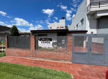 Casa · 151m² · 4 Ambientes · 2 Cocheras · Casa 4 Amb. con Parque y Garage en Los Pinares.