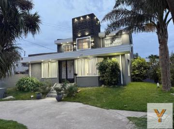 Casa · 243m² · 4 Ambientes · 2 Cocheras · Casa en Venta - 3 Dorm. 3 Baños - Mar del Plata