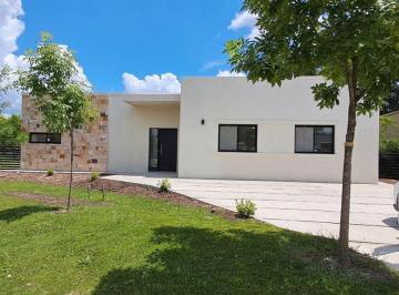 Casa · 135m² · 4 Ambientes · 2 Cocheras · Casa en Venta - 3 Dorm. 3 Baños - Pilar del Este