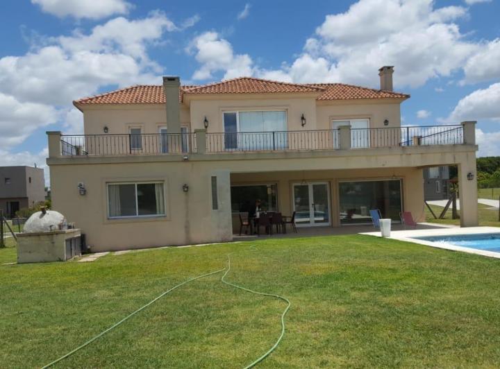 Casa · 220m² · 4 Ambientes · 2 Cocheras