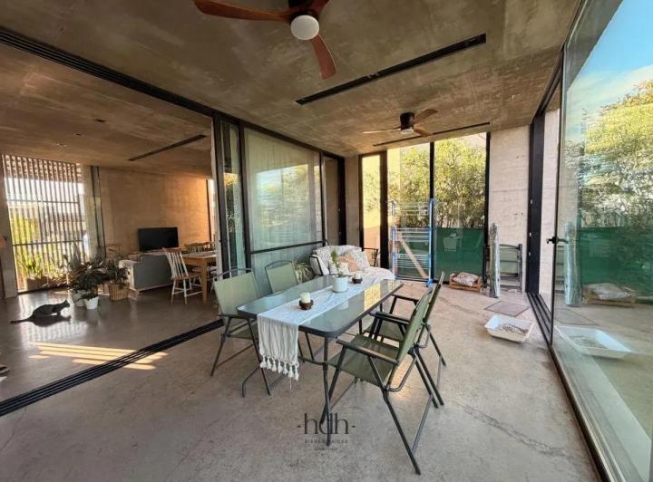 Casa · 214m² · 5 Ambientes · 2 Cocheras