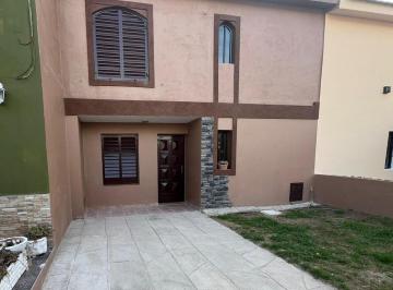 Casa · 137m² · 4 Ambientes · 1 Cochera · Duplex en Venta en Complejo Cerrado Los Platanos