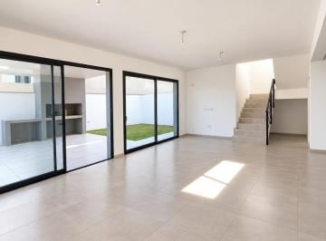 Casa · 155m² · 5 Ambientes · 2 Cocheras · Duplex en Alquiler La Luisita 3 Dorm. 3 Baños con Patio