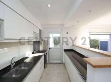 Casa · 100m² · 3 Ambientes · 2 Cocheras · Duplex en City Bell de Dos Dorm. con Pileta