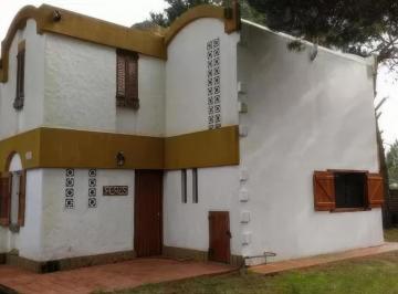 Casa · 160m² · 6 Ambientes · 2 Cocheras · Dúplex en Venta - 4 Dorm. 2 Baños - Cocheras - 822 m² - Aguas Verdes