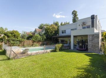 Casa · 171m² · 5 Ambientes · 1 Cochera · Casa en Venta Dos Plantas con Piscina