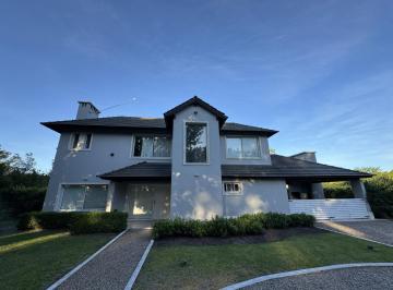 Casa · 216m² · 5 Ambientes · 5 Cocheras · Casa de 3 Dorm. en Venta Haras del Sur 1