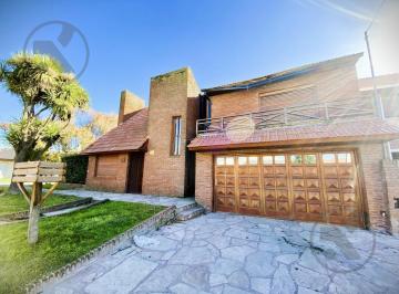 Casa · 180m² · 6 Ambientes · 4 Cocheras · Casa 6 Amb con Quincho y Jardín en Esquina | Colinas de P Ramos