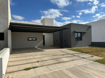 Casa · 95m² · 4 Ambientes · 2 Cocheras · Venta Casa a Estrenar Nobu Town Docta Urbanizacion