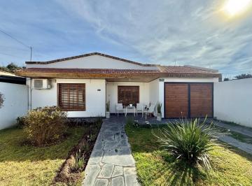 Casa · 134m² · 4 Ambientes · 1 Cochera · Venta - Casa de 2 Dorm., Cochera y Jardín - Centro, Cañada de Gómez