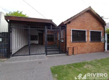 Casa · 80m² · 3 Ambientes · 1 Cochera · Casa en Alquiler Castelar Norte - Excelente Ubicacion