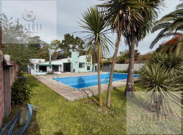 Casa · 200m² · 5 Ambientes · 3 Cocheras · Casa en Venta en Sicardi