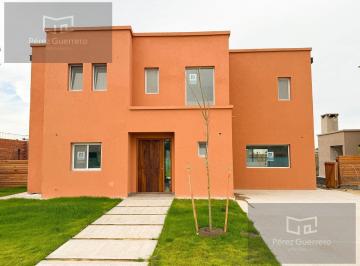 Casa · 166m² · 4 Ambientes · 2 Cocheras · Casa en Alquiler en Pilar del Este 3 Dorm. Lote Central
