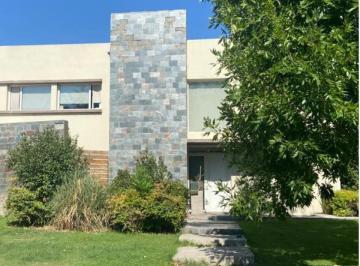 Casa · 350ha · 3 Dormitorios · 2 Cocheras · Casa en Alquiler