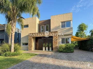 Casa · 260m² · 5 Ambientes · 2 Cocheras · Casa en Venta en Alvarez del Bosque