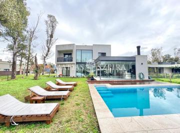 Casa · 202m² · 5 Ambientes · 2 Cocheras · Casa en Venta en Alvarez del Bosque