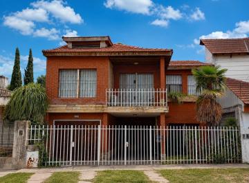 Casa · 200m² · 5 Ambientes · 1 Cochera · Chalet 6 Ambientes en Castelar Norte