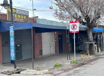 Local comercial · 125m² · 2 Ambientes · 3 Locales y un Departamento - a m de La Ruta 202