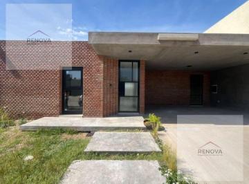 Casa · 190m² · 6 Ambientes · 2 Cocheras · Espectacular Casa de Tres Dorm. en Una Sola Planta con Cochera Doble, Ubicado en Distrito Sur!