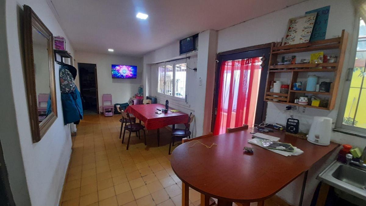 Dos ph en Venta, con 5 dormitorios en planta baja, Barrio Chauvin