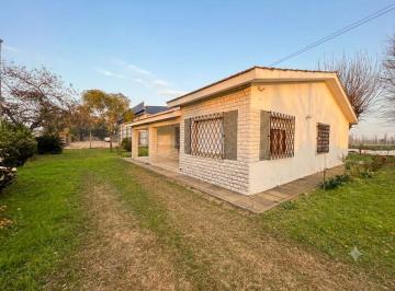 Casa · 237m² · 6 Ambientes · 1 Cochera · Casa con Amplio Terreno en Coronda
