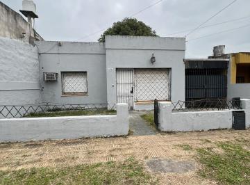 Casa · 75m² · 3 Ambientes · 1 Cochera · Casa en Adolfo Sourdeaux