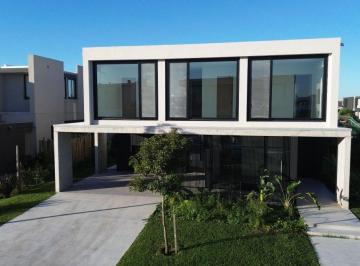 Casa de 6 ambientes, Tigre · Casa en Yacht Nordelta con Salida Al Río y Amarra Propia | 4 Suites