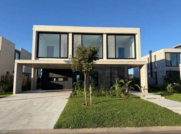 Casa · 332m² · 6 Ambientes · 2 Cocheras