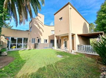 Casa · 200m² · 5 Ambientes · 2 Cocheras · Casa en Venta con Pileta en Bella Vista