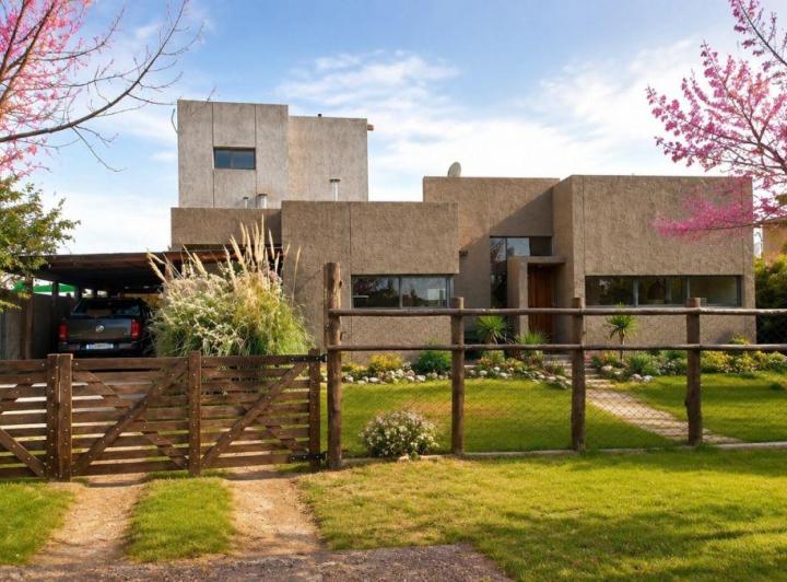 Casa · 137m² · 5 Ambientes · 3 Cocheras