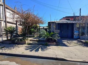 Casa · 228m² · 3 Ambientes · 1 Cochera · Inmueble con Dos Viviendas en Venta en Isidro Casanova