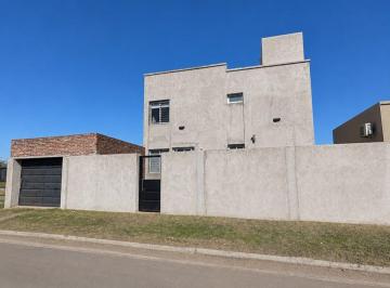 Casa · 78m² · 2 Ambientes · 2 Cocheras · Casa en Venta en Pergamino con Patio