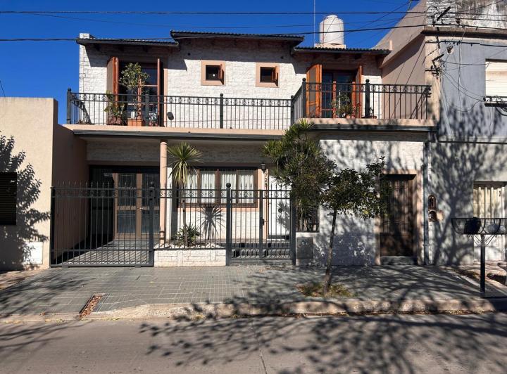 Casa · 232m² · 8 Ambientes · 2 Cocheras