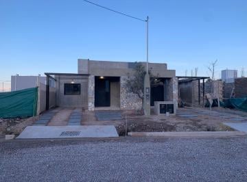 Casa · 82m² · 3 Ambientes · 1 Cochera · Viviendas PH en Russell
