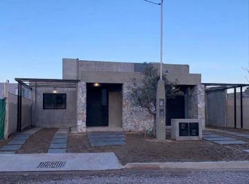 Casa · 82m² · 3 Ambientes · 1 Cochera · Viviendas PH en Russell