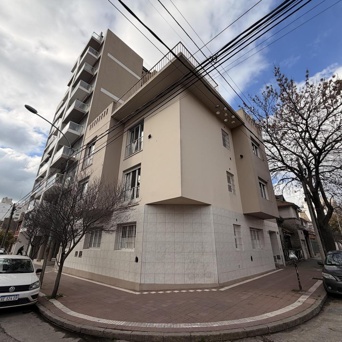 Venta departamento 3 ambientes- Amplio living comedor con balcón francés- cocina por separado-1 Baño completo-2 dormitorio con palcard-primer piso por escalera- Edificio de gran calidad constructiva-6