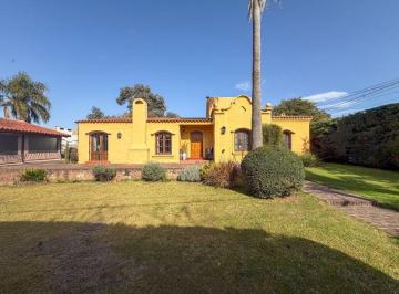 Casa de 8 ambientes, Córdoba · Casa en Venta en Belgrano Parque. Pileta, Cochera, Estilo Colonial.