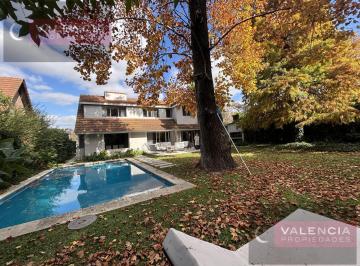 Casa · 450m² · 9 Ambientes · 2 Cocheras · Casa en Alquiler de 5 Dorm. en Lomas de San Isidro