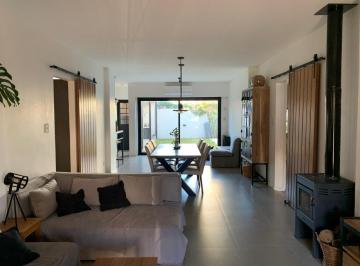 Casa · 123m² · 4 Ambientes · 1 Cochera · Venta Casa en Olivos Refaccionada a Nuevo